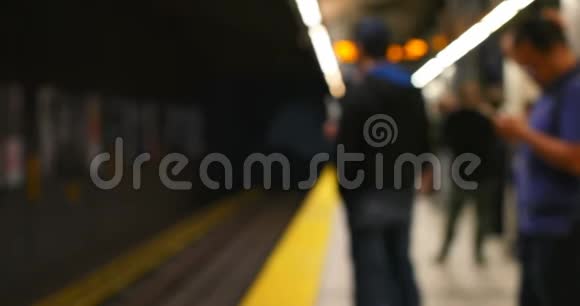 乘客在地铁4k站台等候火车视频的预览图