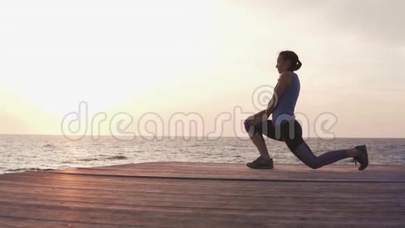 日落时分在海边健身的女人视频的预览图