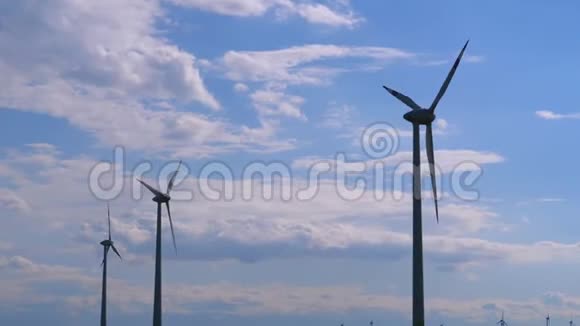 风力涡轮机农场对抗蓝天奥地利视频的预览图