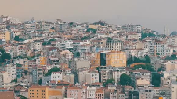 从加拉塔塔俯瞰伊斯坦布尔有许多不同屋顶的城市全景视频的预览图