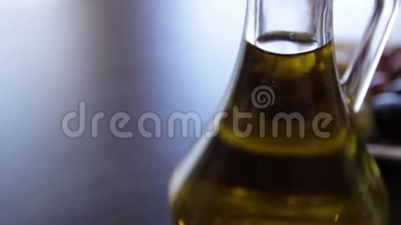 一瓶橄榄油和不同类型的橄榄在盘子里视频的预览图
