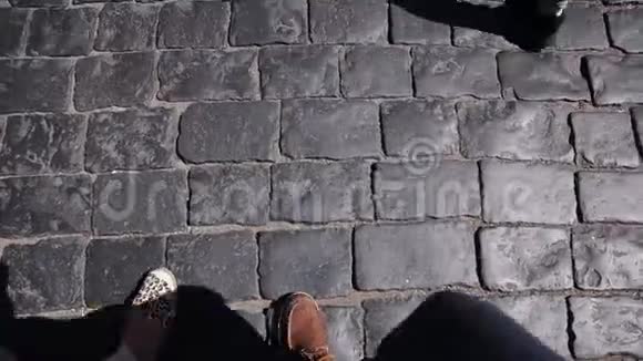 俯视男女双腿一起沿着人行道行走晴天视频的预览图