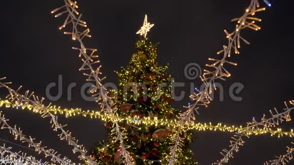 美丽的装饰圣诞树与闪烁的花环视频的预览图