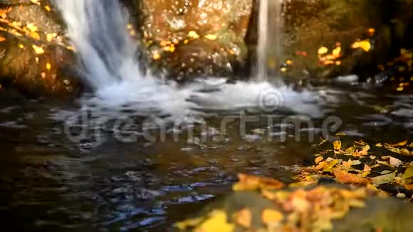 意大利科尔蒂纳安佩佐的多洛米特斯瀑布视频的预览图