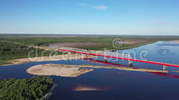 从西伯利亚西部北部纳迪姆河上公路桥的高度看视频的预览图