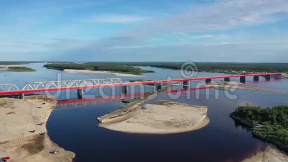 从西伯利亚西部北部纳迪姆河上公路桥的高度看视频的预览图