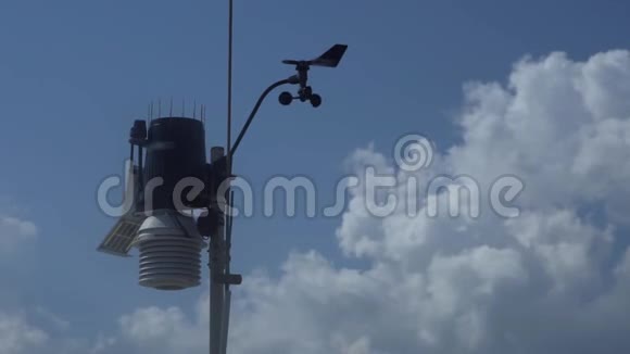 在蓝天背景风速仪测风仪和方向传感器上进行气象预报的气象站视频的预览图