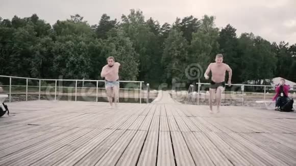 两个人跑着跳进水里视频的预览图