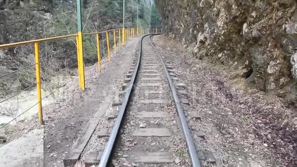 峡谷中的窄轨铁路视频的预览图