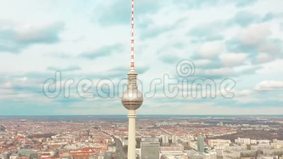 德国柏林2019年3月28日全景柏林与电视塔城市符号之一云层移动得很快视频的预览图