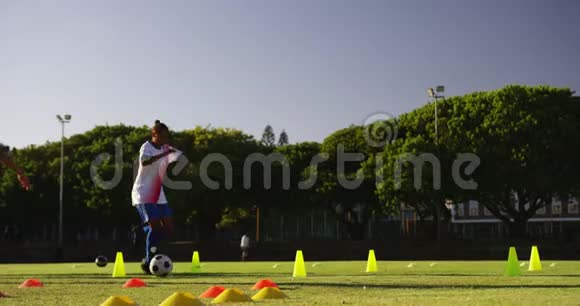 女子足球运动员在足球场上进行4k回旋训练视频的预览图