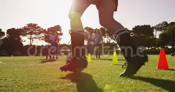 女子足球运动员在足球场上进行4k回旋训练视频的预览图