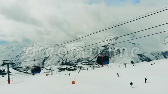 索道小屋沿着滑雪道行驶视频的预览图