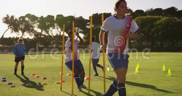 女足球运动员用器械做运动4k视频的预览图