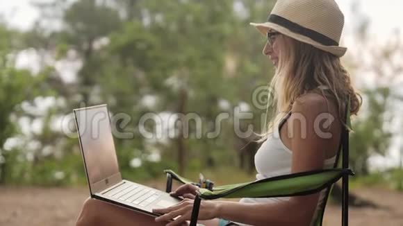 暑假里微笑的女孩在户外工作视频的预览图