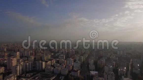 白天城市景观与蓝天视频的预览图