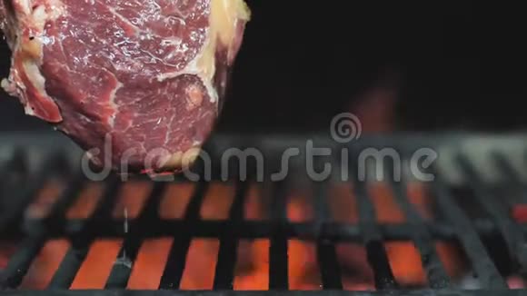 烤牛排烤架上的肋骨在烤架上烤着美味多汁的肉牛排Bbq牛肉排骨视频的预览图