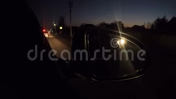 开灯的汽车在夜间沿着公路行驶视频的预览图