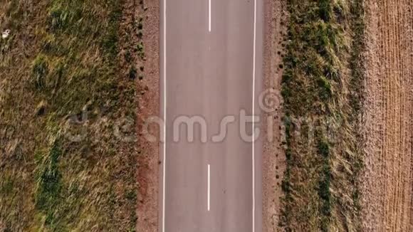 农村公路从无人驾驶飞机上俯瞰视频的预览图