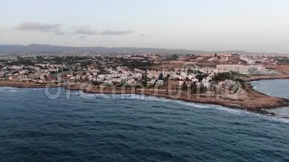 海上海岸鸟瞰图在岛上飞行景观地中海和海岸塞浦路斯城市度假胜地射击视频的预览图