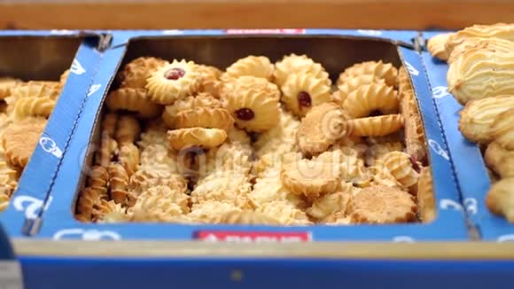 超市里的一盒甜饼视频的预览图