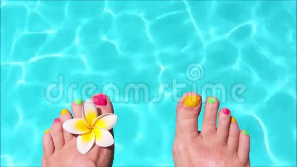 无缝环女子赤脚与弗兰吉帕尼花绿松石水在背景视频高清视频的预览图