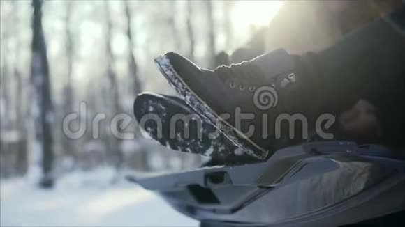 冬天男人鞋子男人冬天穿雪靴子棕色男人温暖的冬靴特写视频的预览图