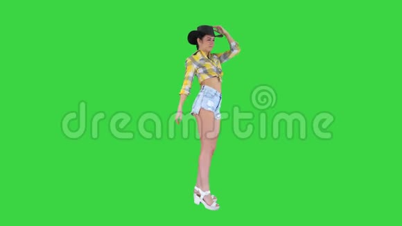 年轻的牛仔女孩在绿色屏幕上跳舞Chroma键视频的预览图