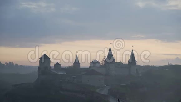 位于乌克兰一个岩石高地上的历史小镇4K视频的预览图