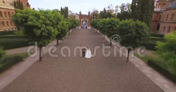 鸟瞰美丽的情侣漫步在古色古香的大城堡4k视频的预览图