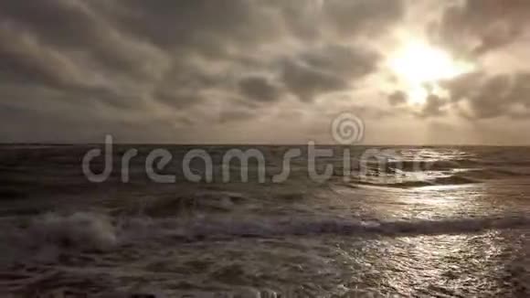 令人惊叹的黄金时刻海上全景日落天空戏剧化的美丽光线视频的预览图