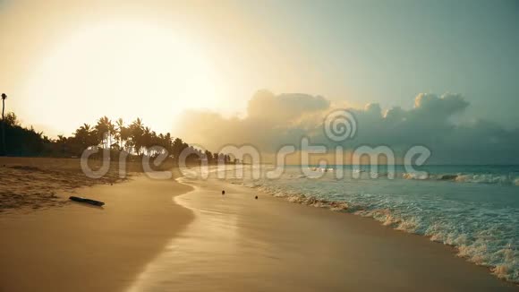 海滩上的日落是漂浮在沙子上的反射波多米尼加共和国自然日落视频的预览图