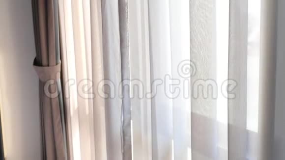 公寓卧室的窗帘背景概念视频的预览图