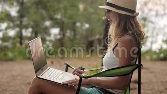 暑假里微笑的女孩在户外工作视频的预览图