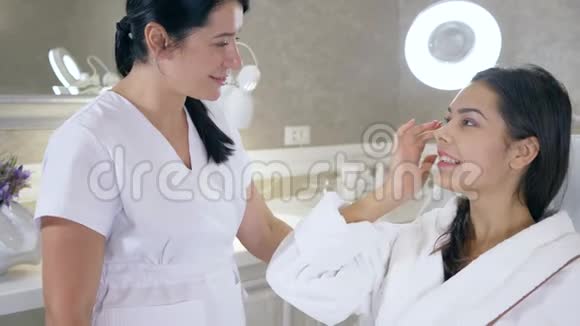 年轻妇女在一家诊所的美容医生进行复健手术前的咨询视频的预览图