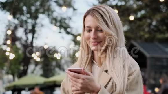 美丽的女人使用智能手机技术应用程序穿过城市街道都市快乐的生活方式女孩卷轴视频的预览图