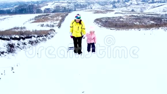 妈妈带着女儿带着雪橇视频的预览图