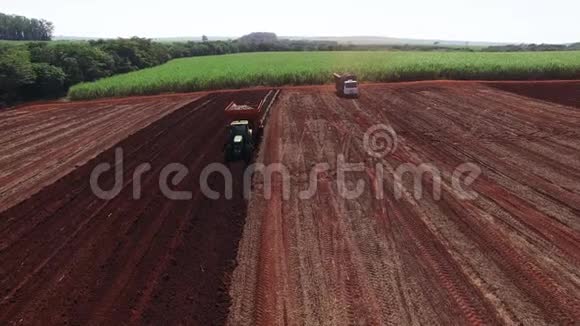 甘蔗空中录像巴西圣保罗甘蔗田机械化种植拖拉机和卡车空中静态胶片视频的预览图