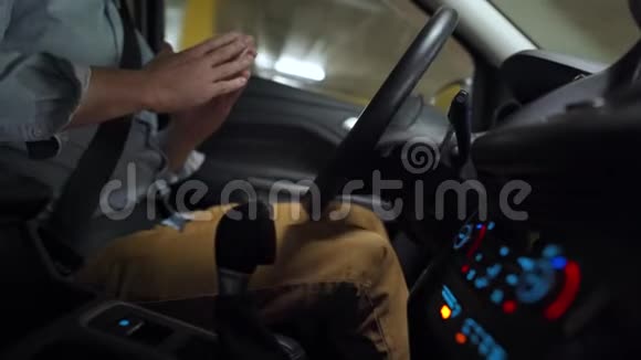 男子驾驶创新的自动驾驶汽车使用自动驾驶仪在停车场停车视频的预览图
