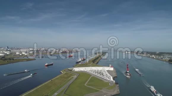 荷兰NieuweWaterweg的Maeslantker风暴潮屏障的空中图片如果鹿特丹市关闭的话视频的预览图
