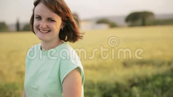 年轻的白种人妇女享受生活在西班牙乡村道路上行走穿过乡村麦田景观视频的预览图