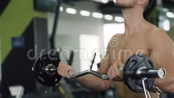 有吸引力的人在健身房训练时用杠铃做手臂肌肉锻炼视频的预览图