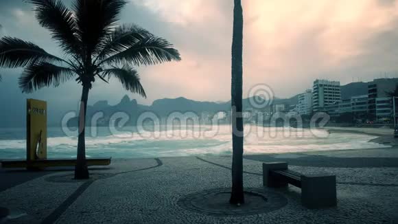 从阿尔波多俯瞰里约伊帕内马海滩日落景色视频的预览图
