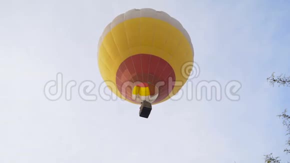 在4K小村庄上空飞行的热气球的鸟瞰图视频的预览图