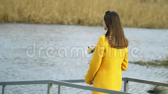 少女与花在河滩散步的肖像户外关系的硬概念视频的预览图