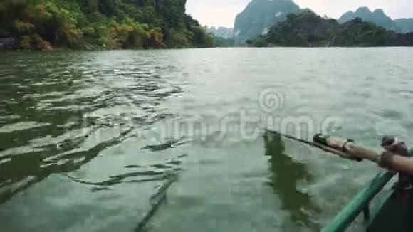 越南宁宾河上的人划艇视频的预览图