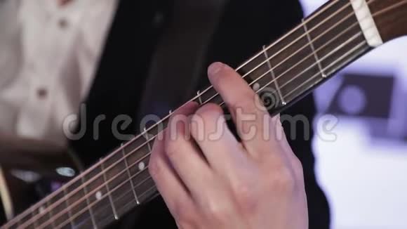在吉他上重新排列和弦的手指特写视频的预览图