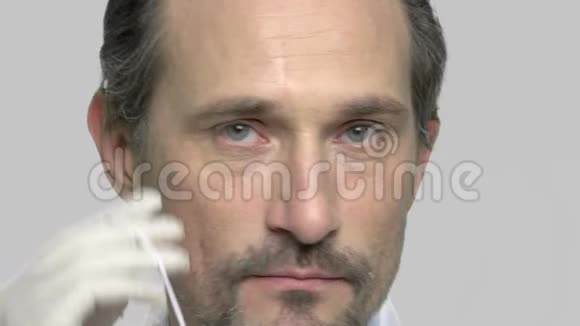 自信成熟的医生戴上外科口罩视频的预览图