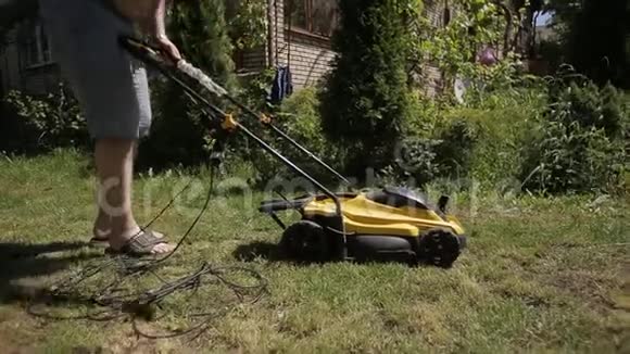 那个人被电动割草机的电线缠住了视频的预览图