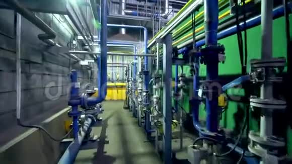 厂房砖墙及管线系统的运动视频的预览图